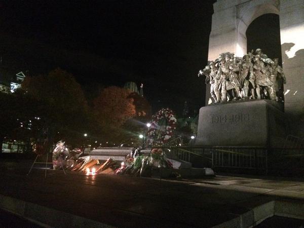JumpOttawa's tweet image. HAPPENING NOW: The National War Memorial has reopened to the public. #Ottawa #CanadaStrong - @MrDRadio
