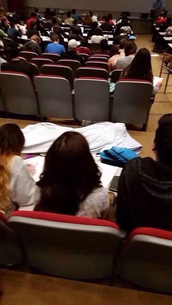 miilkkk's tweet photo. when you wanna sleep but attendance is worth 15% of your final grade http://t.co/7L1Bvu1rwR