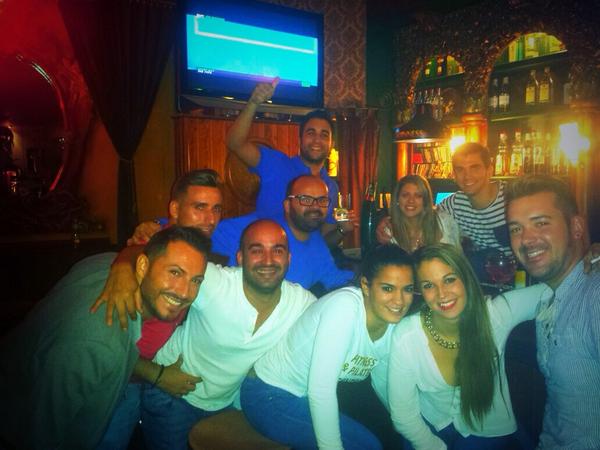 FlidaisPub's tweet photo. Noche #weekendflidais por excelencia. Con los amigos de @CACHECAFECONCIE, la urbanización Guadiana unida. http://t.co/nelpVg1TqB