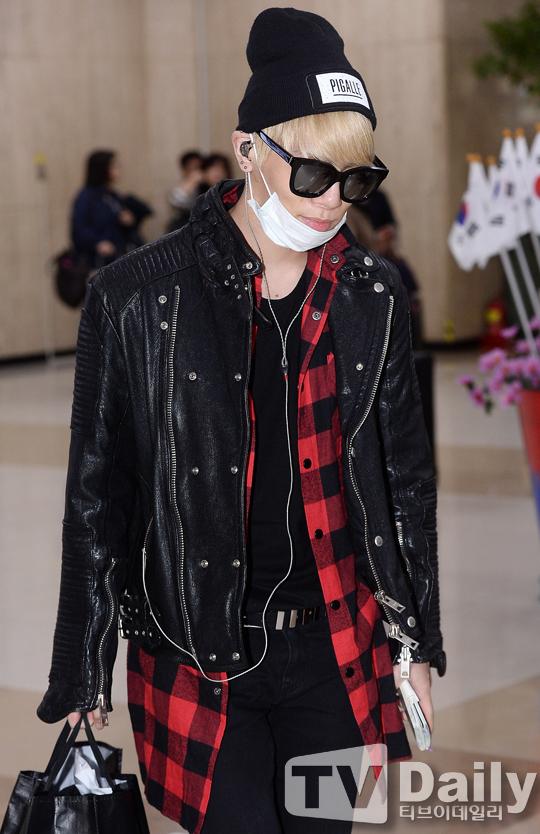 141024 Jonghyun @ Rumbo a Corea {Haneda-Gimpo} B0rlIK4CIAAAYbo