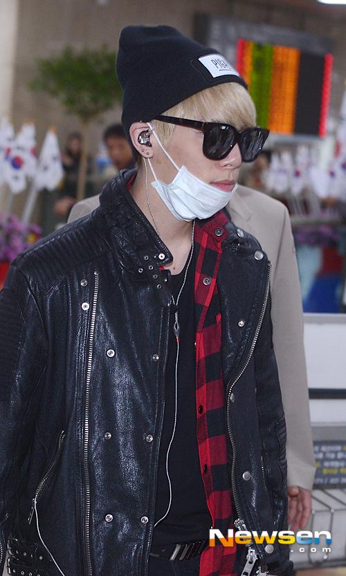 141024 Jonghyun @ Rumbo a Corea {Haneda-Gimpo} B0rmofXCAAE8HK5