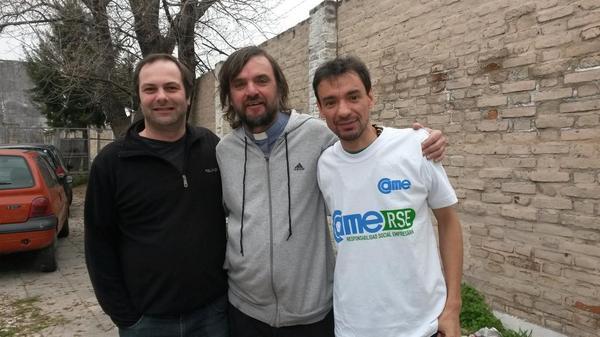PintandoFuturo's tweet photo. Estuvimos junto a @redcame, en el Barrio Independencia con el Padre Pepe @leandrogargiulo @handreadakis y @ajeciudad http://t.co/v84546pQlq