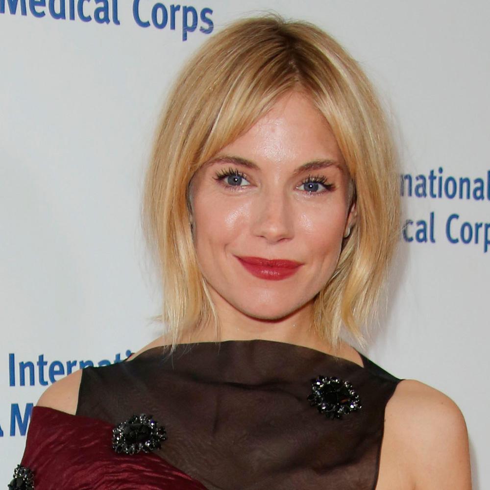 B0s5tH_IgAERaik.jpg:large