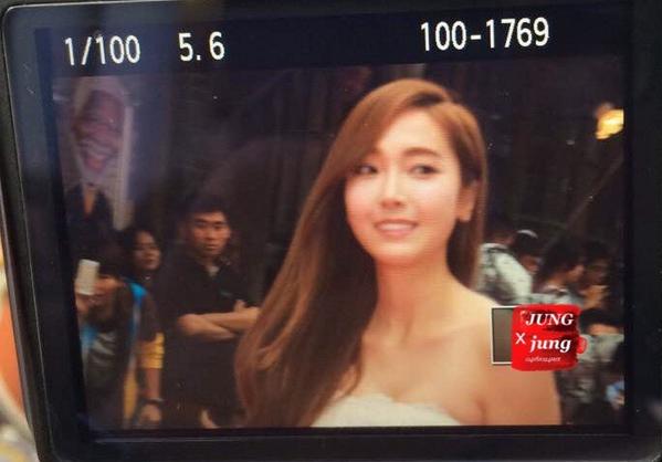 [PIC][23/24/25/26-10-2014]Jessica xuất hiện tại Trung Quốc để tham dự "Stars of 2014 Mission Hills World Celebrity Pro-Am" vào trưa nay B0s5wO2CMAAS7Ns