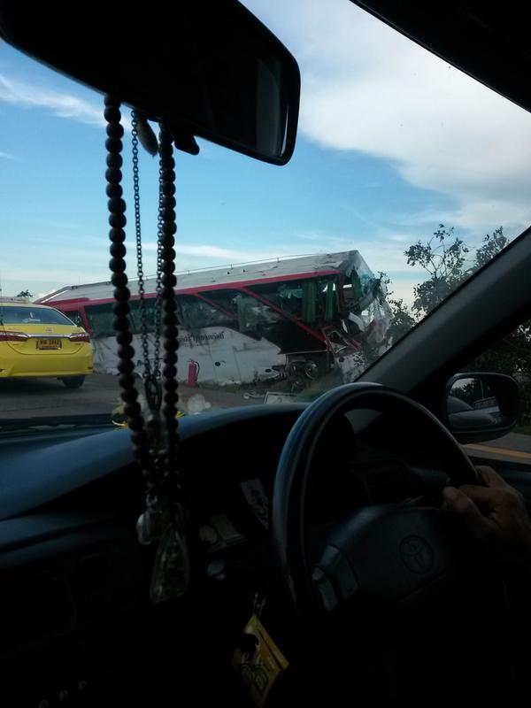 thatsanister's tweet photo. @js100radio ภาพรถบัสที่กม. 99 ตะแคงอยู่ร่องกลาง ขาเข้ากทม.ค่ะ ท้ายแถวยาวใช้ได้ http://t.co/mdr7p0qNvY