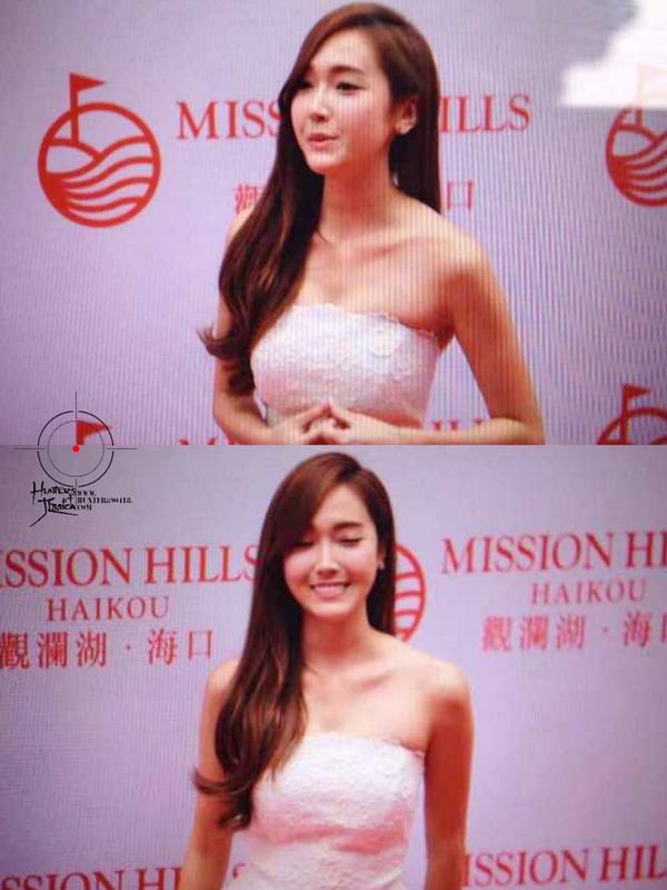 [PIC][23/24/25/26-10-2014]Jessica xuất hiện tại Trung Quốc để tham dự "Stars of 2014 Mission Hills World Celebrity Pro-Am" vào trưa nay B0s9LKeCcAEnuMu