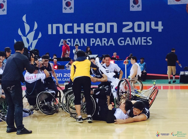 2014apg's tweet photo. #2014인천APG 대회 7일차, #경기실황
#휠체어농구 #한일전 의 결과는#대한민국 의 승리! #금메달!!!
기뻐하는 선수들의 모습을 전해드립니다! http://t.co/0WDchO2dIJ