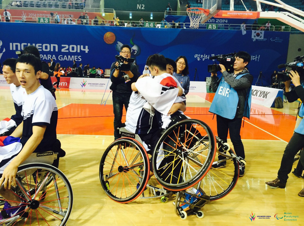 2014apg's tweet photo. #2014인천APG 대회 7일차, #경기실황
#휠체어농구 #한일전 의 결과는#대한민국 의 승리! #금메달!!!
기뻐하는 선수들의 모습을 전해드립니다! http://t.co/0WDchO2dIJ