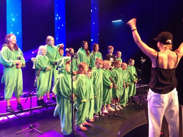 leonafell's tweet photo. Natalie Bassingthwaite with little dragon choir. Pumped for the St.George Foundation Ball tonight!! #stgfoundation http://t.co/L1Bw2aCdqR