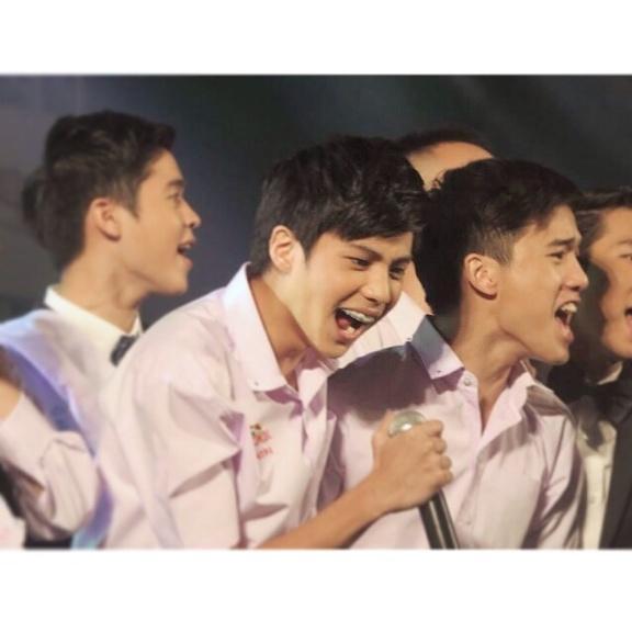 bankthitibth's tweet photo. รู้จักมั้ย "นน See Scape" .. เอาไมค์ไปร้องให้สบายใจเลย! 555555 #ทีมแบงค์เจมส์  cc.@bank_thiti @jjamyjames (mook.mdkh) http://t.co/DPmM9VlX97