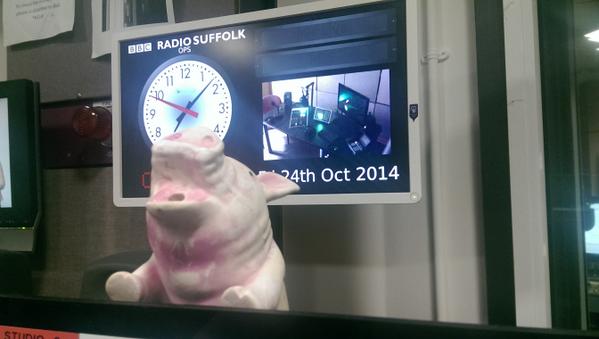 BBC_Suffolk_Pig's tweet photo. Good morning...just doing some exercise before doing some work..how do you start the day? http://t.co/OR54x3c4Rh