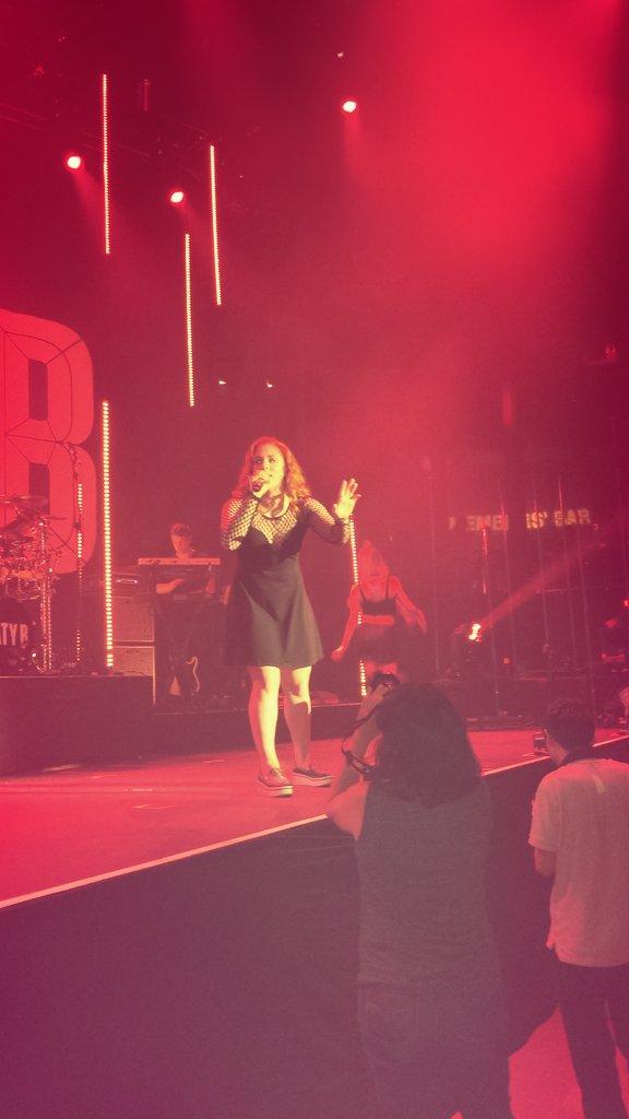 MeganJoanSmith's tweet photo. Last night was amazing #littleredtour @KatyB 💎 http://t.co/jwvgmmVr6N