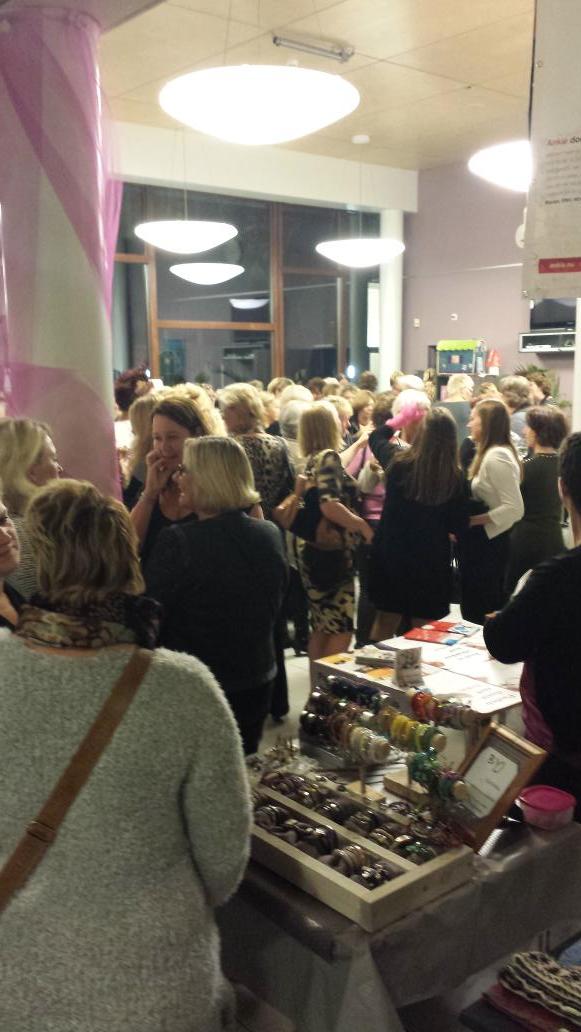 Gezellige drukte tijdens de ladies night out in de plataan.