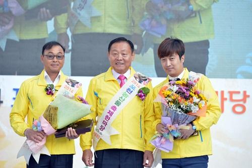 <선배, 선배> 정명훈 포천시 홍보대사 위촉!!
고향이 포천인 만큼
포천시민들에게 꿈과 희망을 주는
'또하' 정명훈의
영광스러운 홍보대사 위촉식~
아이고~ 의미 있다ㅎㅎ