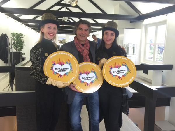 Wie deze promomeiden tegenkomt in het <a href="/AlphenseCentrum/">Het Alphense Centrum</a> krijgt gratis munten met een unieke code! #goudenmuntenactie