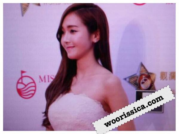 [PIC][23/24/25/26-10-2014]Jessica xuất hiện tại Trung Quốc để tham dự "Stars of 2014 Mission Hills World Celebrity Pro-Am" vào trưa nay B0s_u7ECAAAKgQ-