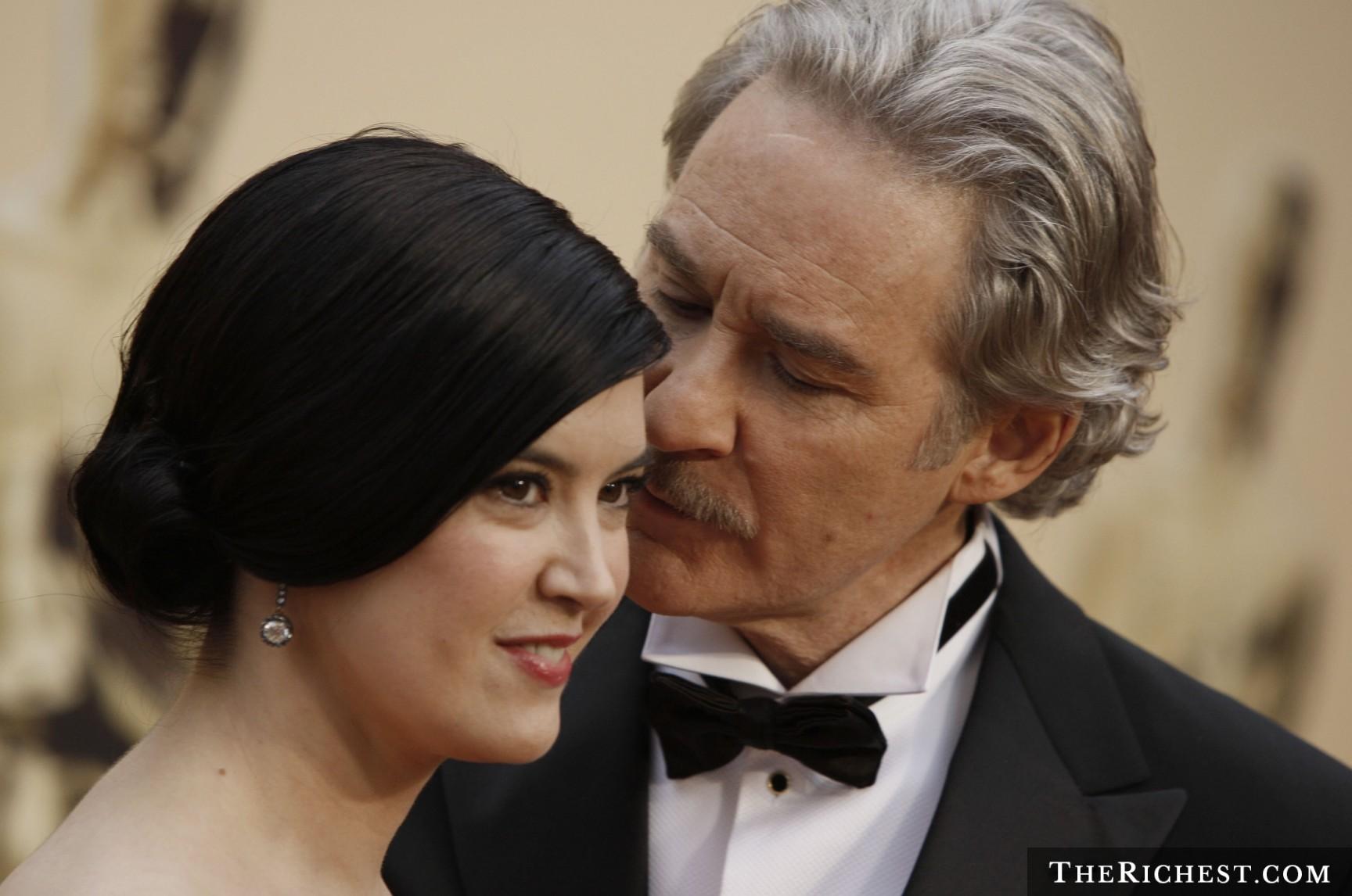 Happy Birthday, Kevin Kline!!   Aquí con su esposa, la ex-actriz Phoebe Cates 