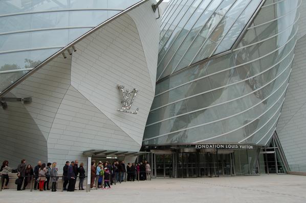 FondationLV's tweet photo. Démarrage du week end de gratuité à 10h, les premiers visiteurs arrivent #FondationLV http://t.co/h8isNso1cH