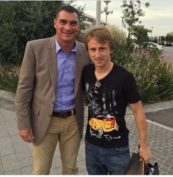 RMCFarab's tweet photo. حارس كولومبيا فريد موندراغون مع لاعبين ريال مدريد.
#RMCFarab http://t.co/KNjCCjd9ce