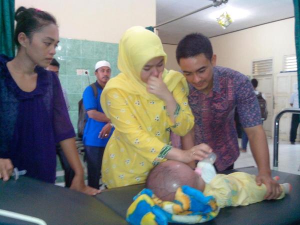 beritatanjabtim's tweet photo. Zumi zola dan sherrin tharia teteskan air mata ketika melihat  pasien hydrocephalus congenital asal nipah panjang 1 http://t.co/yD6dQSiSdO