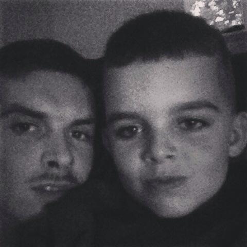 LegLey08's tweet photo. Me &amp; my boy josh chillin ❤x http://t.co/OOiKENE2t6