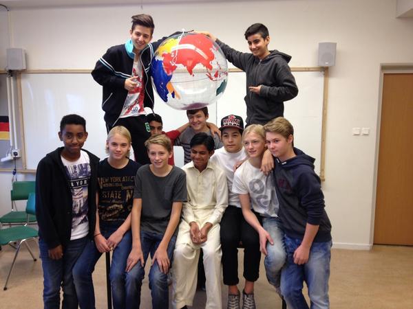 fdalskolan's tweet photo. Kewal Ram fr Pakistan på besök. Ingår i barnens juryn som har nominerat bl.a. Malala till World's Children's Prize! http://t.co/h8fi8h2AsO