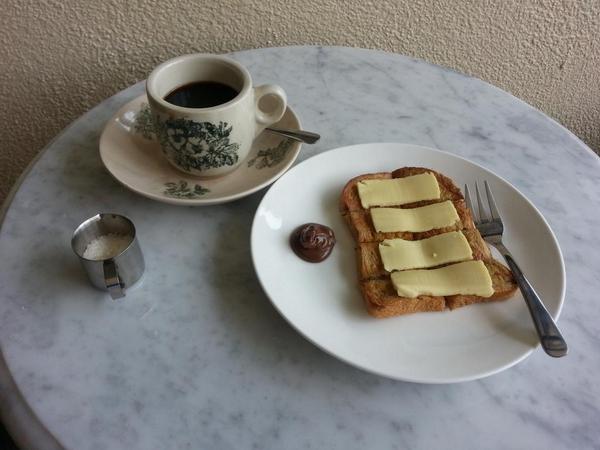 kopitigalima's tweet photo. Roti goreng cheese choco + black coffee. Try and find out at palasari no. 45 !! http://t.co/FX9uoTyF7j