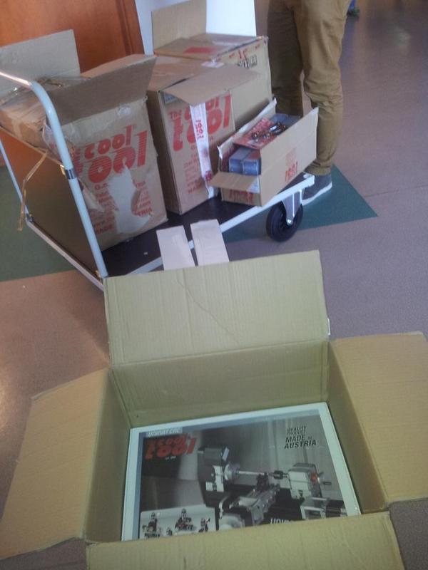 Šodien <a href="/Jaunmarupes_PSK/">Jaunmārupes pamatsk</a> saņēma jaunos Unimat modulārosdarbgaldus mājturības un tehnoloğiju stundām. Lai daudz skaidu!