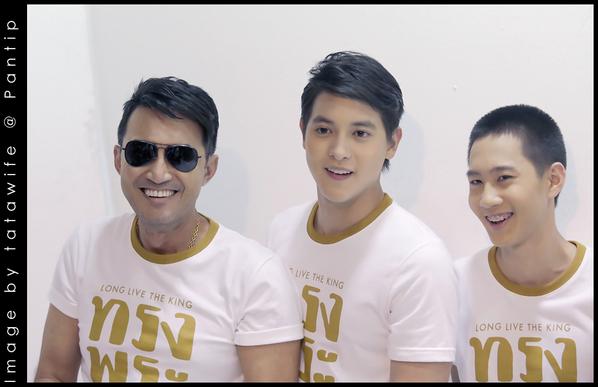 งานถ่ายภาพโปรโมต #โครงการร้อยใจไทยสู่ชายแดนใต้ #4 .. พระเอกสามรุ่น กัปตันท้าชนเลยมั้ยลูก 555+ cc: <a href="/Onlyjamesji/">ᴏɴʟʏ ᴊᴀᴍᴇsᴊɪ</a>