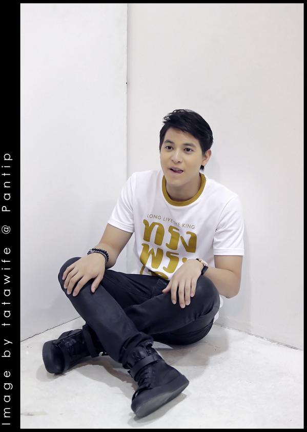 งานถ่ายภาพโปรโมต #โครงการร้อยใจไทยสู่ชายแดนใต้ #5.. กลับมาที่เจมส์ cc: <a href="/Onlyjamesji/">ᴏɴʟʏ ᴊᴀᴍᴇsᴊɪ</a>