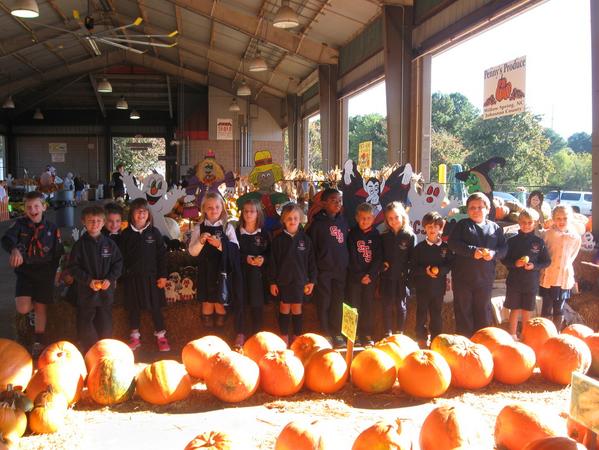 StTimsRaleigh's tweet photo. Mrs. Potter's pupils at the pumpkin patch. Say that 10 times! #ststraditions http://t.co/9H3DwA8qtR