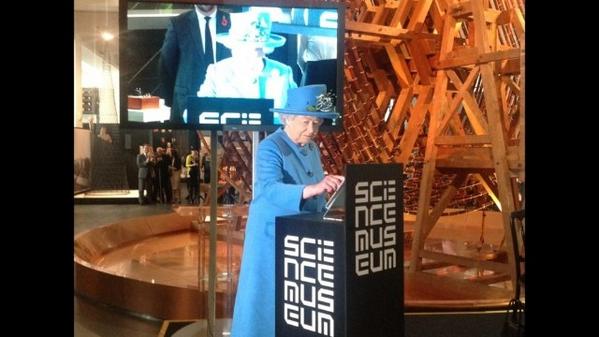 La reina Isabel II se une a las redes sociales y envía su primer tuit. ¿Qué dice? cnn.it/1vYJZuQ