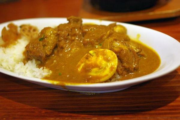 tabearuki_diary's tweet photo. 五反田 ホットスプーン

牛スジ煮込みカレーで���名なお店。チキンや野菜ゆで卵まで入っていて具材に飽きず、ぐつぐつ煮込まれているので旨味で溢れている。一風変わっているけどハマ可能性大。
http://t.co/31WwiIrdzm http://t.co/izLKpNt4bK