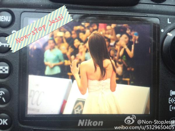 [PIC][23/24/25/26-10-2014]Jessica xuất hiện tại Trung Quốc để tham dự "Stars of 2014 Mission Hills World Celebrity Pro-Am" vào trưa nay B0tBvzqCMAAN14X