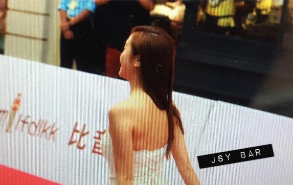 [PIC][23/24/25/26-10-2014]Jessica xuất hiện tại Trung Quốc để tham dự "Stars of 2014 Mission Hills World Celebrity Pro-Am" vào trưa nay B0tD0ABCAAAoxoA
