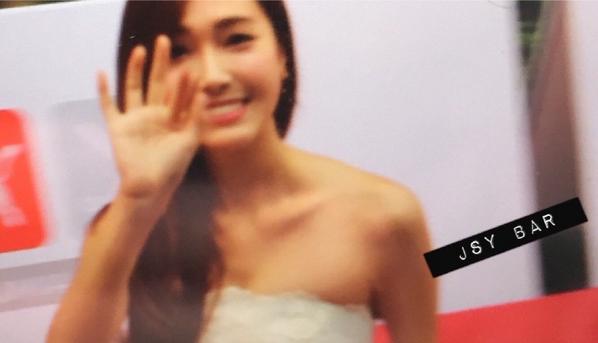 [PIC][23/24/25/26-10-2014]Jessica xuất hiện tại Trung Quốc để tham dự "Stars of 2014 Mission Hills World Celebrity Pro-Am" vào trưa nay B0tDz4PCUAAJxMt