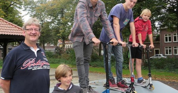 SamenVenlo's tweet photo. Nieuw initiatief! http://t.co/VIWtLTS3Hd 
Buurtbewoners knappen skatebaan op - intiatief van Ger Nelissen http://t.co/TY4scZBUF0