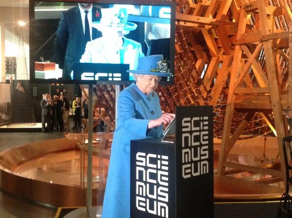 Tweeting Queen (pix @BritishMonarchy )