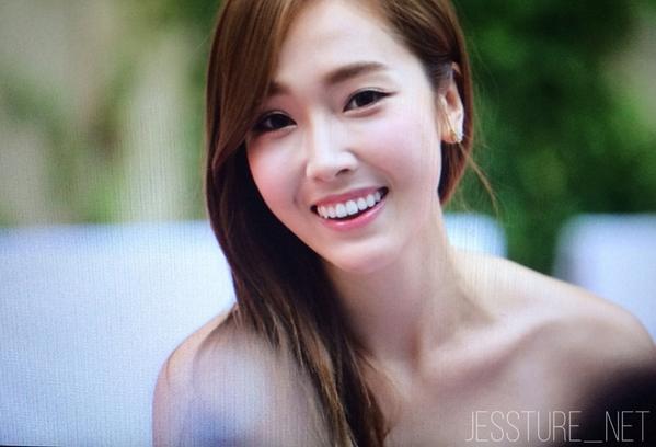 [PIC][23/24/25/26-10-2014]Jessica xuất hiện tại Trung Quốc để tham dự "Stars of 2014 Mission Hills World Celebrity Pro-Am" vào trưa nay B0tMi4tCUAA-SLK