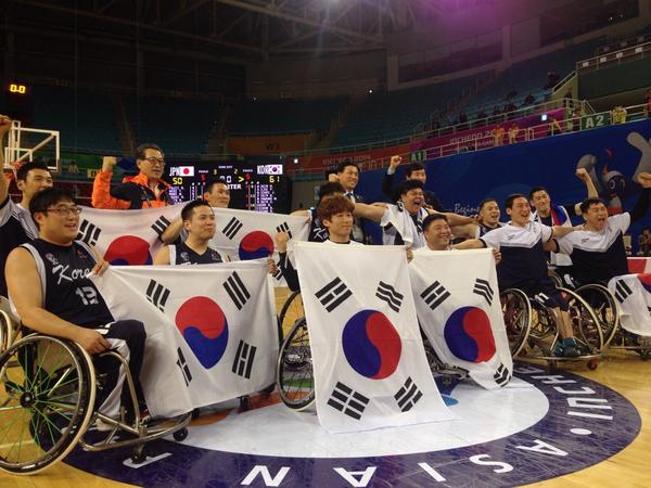 kbswinwin's tweet photo. 휠체어농구대표팀이15년만에 장애인아시안게임 금메달을 땄습니다^^남자농구대표팀 이어 휠체어농구팀의 우승현장도 함께 할 수 있어서 넘 뿌듯하네요.현장에서 보면 정말 박진감넘칩니다. 그물커팅우승세리머니도 보여줬네요 http://t.co/eLxytdiGMh