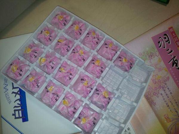FenixDGSocial's tweet photo. Oggi meeting vendite post #Viscom2014 con #ShimaSeiki. Grazie Sakashita Takaki per i buonissimi dolci giapponesi!!! http://t.co/16v28222nq