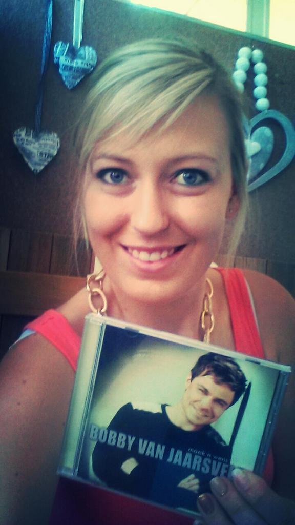 LezaanK's tweet photo. @bobbyvjaarsveld Jou nuwe CD is flippen nice!! Awesome verby!! Regtig goeie werk hoor!! #gaanpermanentinmykarwees http://t.co/8OepRpndPn