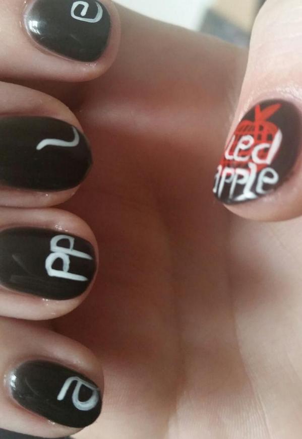 derpbyul's tweet photo. I got my nails done-- #ledapple http://t.co/Ux4gSkOZt6