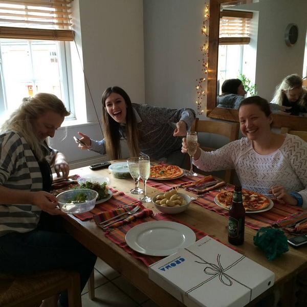 medicalsalesjob's tweet photo. Celebrating a successful month with pizza &amp; prosecco @KarenAdvance @LivAdvance, me &amp; @DaveAdvance (taking the photo) http://t.co/2ESOJCP4Iv