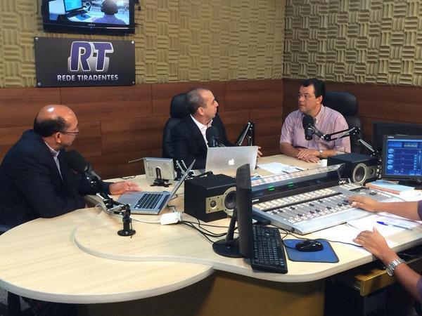 EduardoBraga_AM's tweet photo. Acompanhe a entrevista ao vivo na Rádio Tiradentes. #Equipe15 http://t.co/16J2Bc8cML