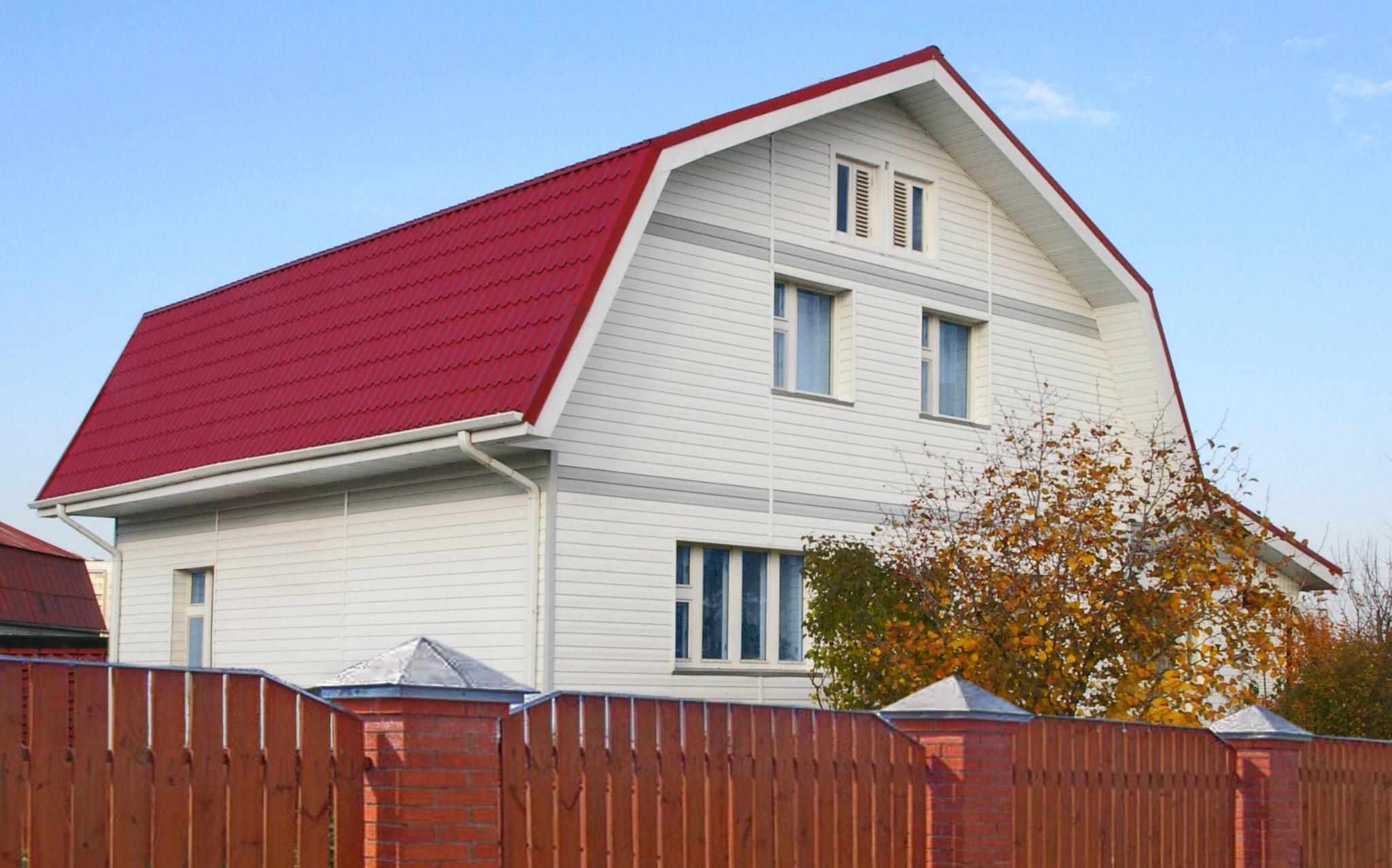 Дом с красной крышей и сайдингом