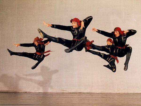 killerdancepics's tweet photo. Georgian dance #elegance #beauty BEYOND #spectacular #omg #Georgia #URSS http://t.co/jG9Pqwrjgj