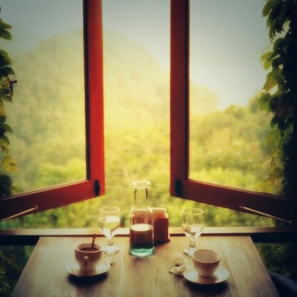 لا تقول أقفى وهو ساكت وهادي ..! 

،

قول خانت لحظة الفرقا كلامه ..!