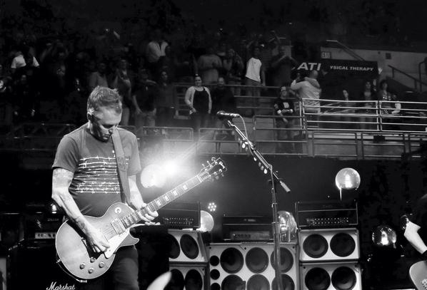 Amy_E_Photo's tweet photo. @PearlJam #PJMilwaukee #pearljam @MikeMcCreadyPJ #PJFallTour #pjfanphoto http://t.co/ANDepZK5Mz