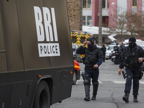 20Minutes's tweet photo. Faits divers: Un homme retranché chez lui à Paris, «l'anti-gang» sur place http://t.co/CcfvVTnUPS http://t.co/0fYGsctyqJ